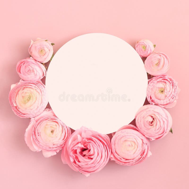 Rosa Blumen im runden Rahmen mit weißem Kreis für Text