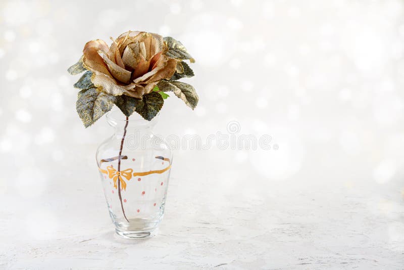 Rosa Dourada Num Vaso De Vidro Foto de Stock - Imagem de presente, nave:  196996372