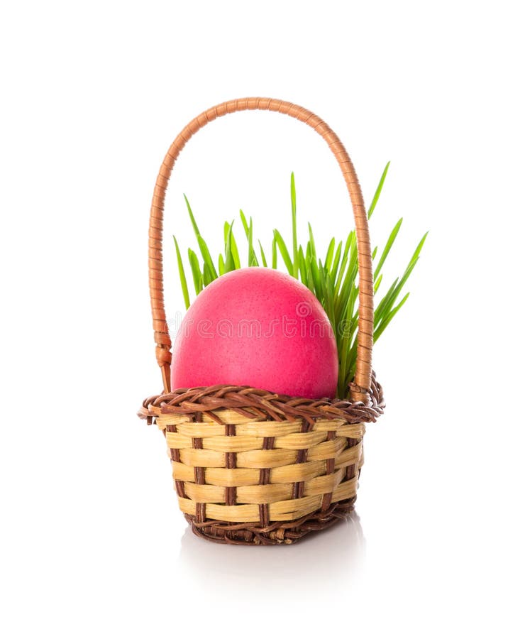 Rosa easter ägg i den lilla korgen med grönt gräs arkivfoton Rosa easter ägg i den lilla korgen med grönt gräs arkivfoton