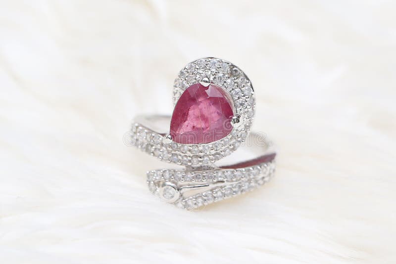 rosa Edelstein auf Diamantring stockfoto rosa Edelstein auf Diamantring stockfoto