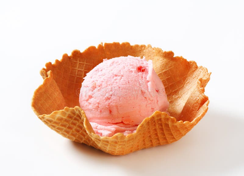 Rosa Eiscreme im Waffelkorb lizenzfreies stockbild Rosa Eiscreme im Waffelkorb lizenzfreies stockbild
