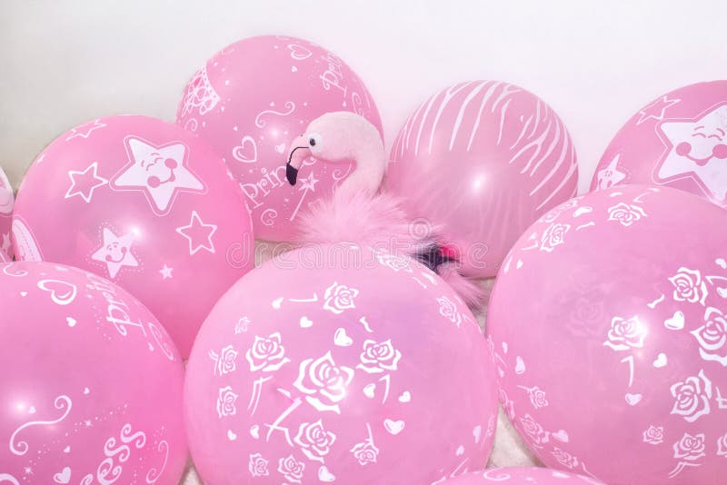 Rosa Flamingo, weiches Spielzeug und Ballone Das Konzept von Feriengeschenken und von Dekorationen stockfotos Rosa Flamingo, weiches Spielzeug und Ballone Das Konzept von Feriengeschenken und von Dekorationen stockfotos