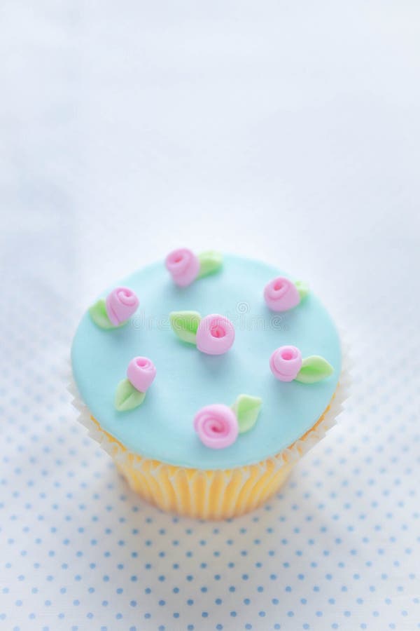 Rosa fondantmuffin royaltyfria foton