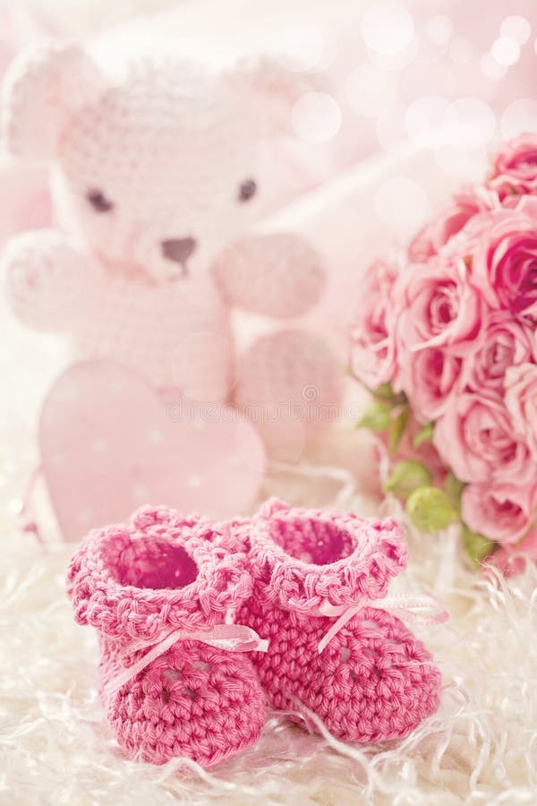 Rosa färger behandla som ett barn virkningskor royaltyfri fotografi Rosa färger behandla som ett barn virkningskor royaltyfri fotografi