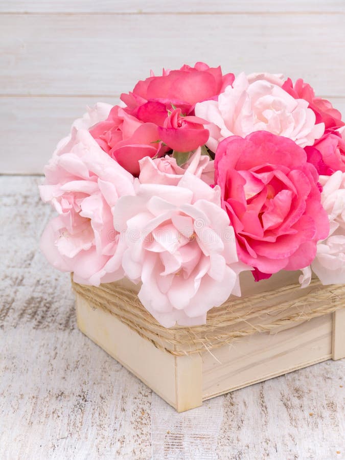Rosa färger och gräns - rosa rosbukett i träasken arkivfoto Rosa färger och gräns - rosa rosbukett i träasken arkivfoto