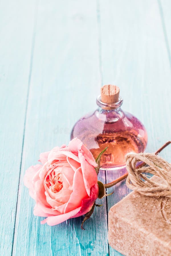 Rosa färgros, handgjord tvål och aromatisk olja royaltyfri bild Rosa färgros, handgjord tvål och aromatisk olja royaltyfri bild