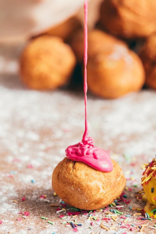 Rosa Glasur goss unten auf einen kleinen Donut lizenzfreie stockbilder Rosa Glasur goss unten auf einen kleinen Donut lizenzfreie stockbilder