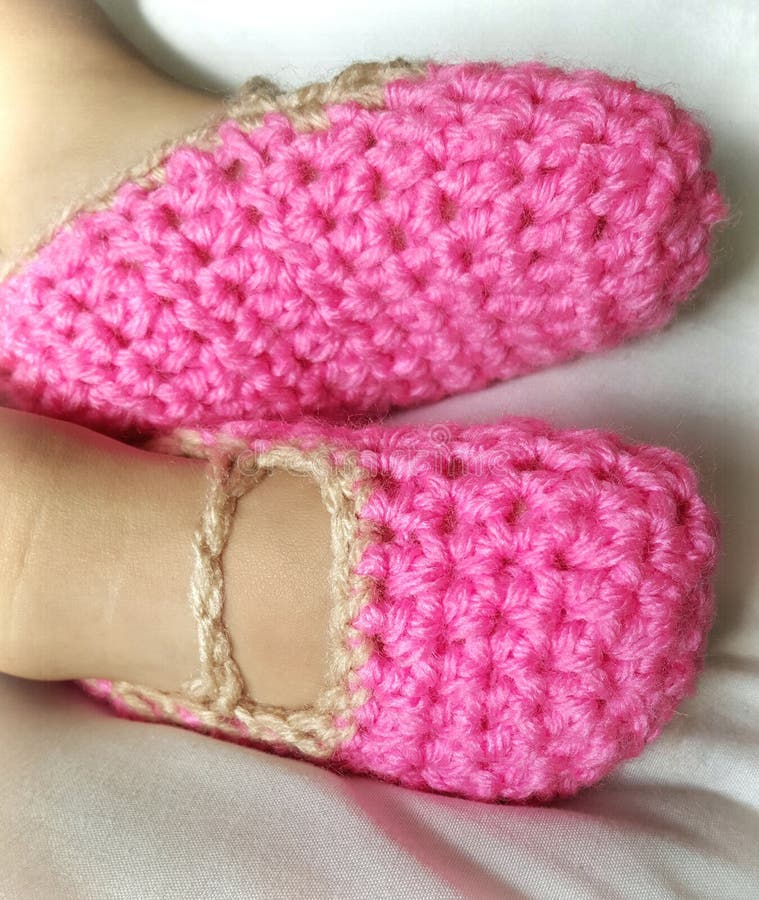 Rosa Häkelarbeitbabybeuten stockbild Rosa Häkelarbeitbabybeuten stockbild