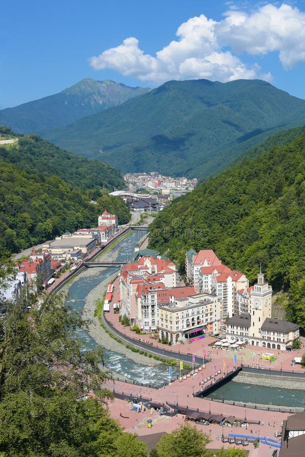 Rosa Khutor, Russie, Krasnaya Polyana - 24 juillet 2018 : Station de sports d'hiver de montagne et Vue supérieure panoramique photographie stock libre de droits Rosa Khutor, Russie, Krasnaya Polyana - 24 juillet 2018 : Station de sports d'hiver de montagne et Vue supérieure panoramique photographie stock libre de droits