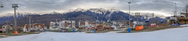ROSA KHUTOR, SOCHI, RYSSLAND - mars 29, 2017: Skidalutningen. Krasnaya Polyana är en semesterortby med en lång historia I dag tilldrar detta ställe tusentals gäster Det finns fantastiska berglandskap, snölutningar för att skida och snowboardingen