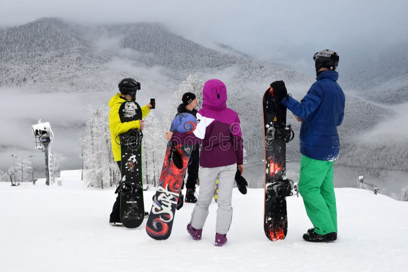 Rosa Khutor, Sotchi, Russie, janvier, 25, 2018 Groupe de surfeurs chez Rosa Plateau en brouillard photo stock Rosa Khutor, Sotchi, Russie, janvier, 25, 2018 Groupe de surfeurs chez Rosa Plateau en brouillard photo stock