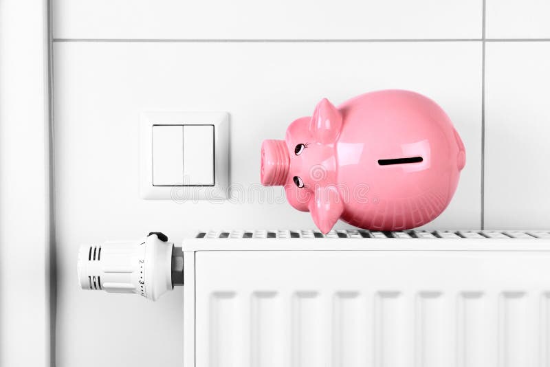 Rosa kostnader för för spargrisbesparinguppvärmning och elektricitet arkivfoton Rosa kostnader för för spargrisbesparinguppvärmning och elektricitet arkivfoton