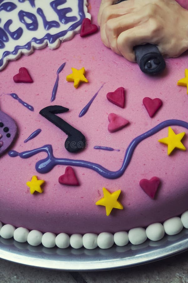 Rosa Kuchen mit musikalischer Anmerkung, Sterne und Herzen und Hand für Geburtstagsfeier stockfoto Rosa Kuchen mit musikalischer Anmerkung, Sterne und Herzen und Hand für Geburtstagsfeier stockfoto