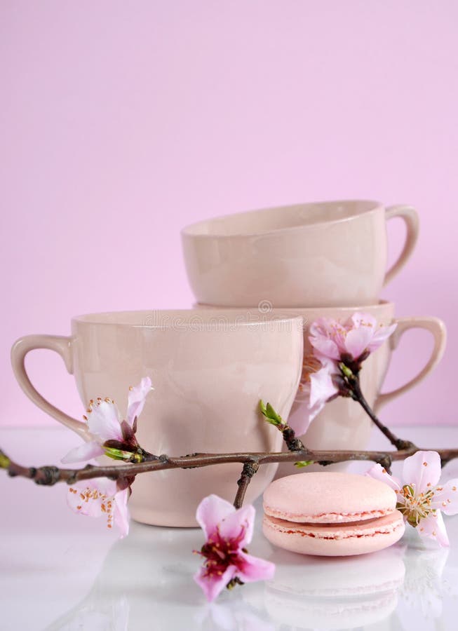 Rosa macaronkaka med tappningkoppar fotografering för bildbyråer