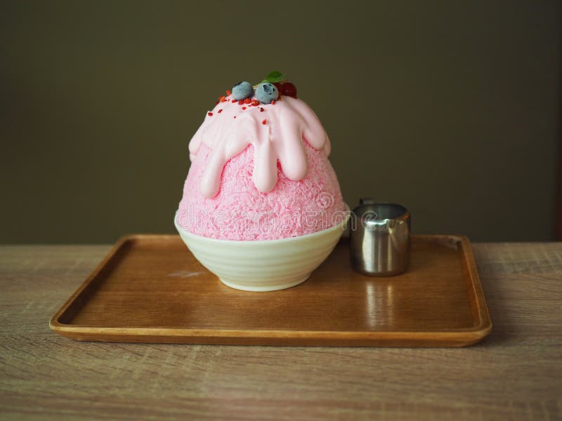 Rosa Milch Kakigori Oder Japanisch Rasierte Eisdessert Mit Rosa Sahne ...