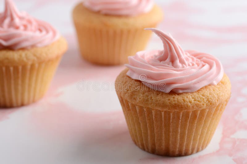 Rosa muffin för Closeup med grund DOF arkivfoton