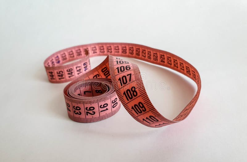 Rosa måttband med svarta nummer på en vit naturlig bakgrund Slut upp av det m?ta bandet Teman: banta handgjort, hem arkivbilder Rosa måttband med svarta nummer på en vit naturlig bakgrund Slut upp av det m?ta bandet Teman: banta handgjort, hem arkivbilder