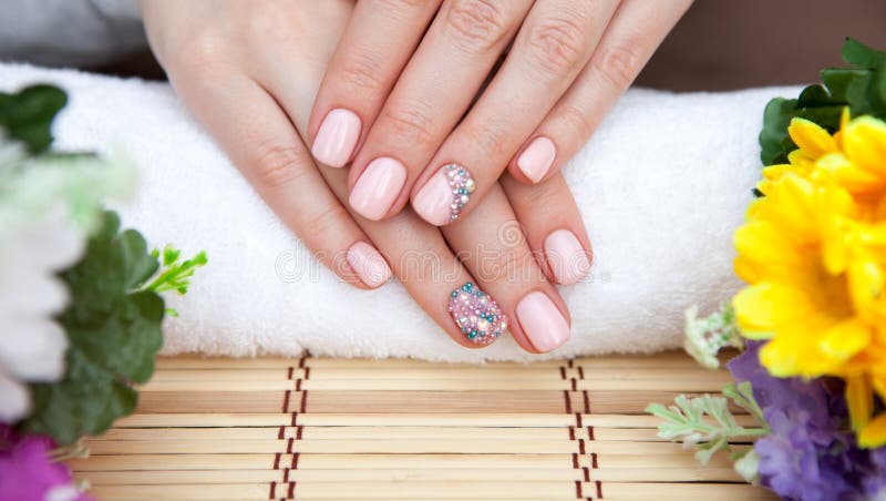 Rosa Nagelkunstmaniküre Schönheitshände Stilvolle Nägel, Nailpolish stockbild Rosa Nagelkunstmaniküre Schönheitshände Stilvolle Nägel, Nailpolish stockbild