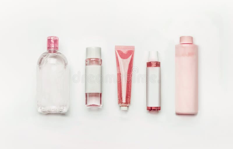 Rosa natürliche kosmetische Produkte: Gel, Lotion, Serum, micellares Wasser und Toner, Flaschen und Rohre mit Brandingspott oben