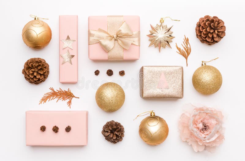 Rosa och guld- julgåvor som isoleras på vit bakgrund Slågna in xmas-askar, julprydnader, struntsaker och sörjer kottar arkivbilder
