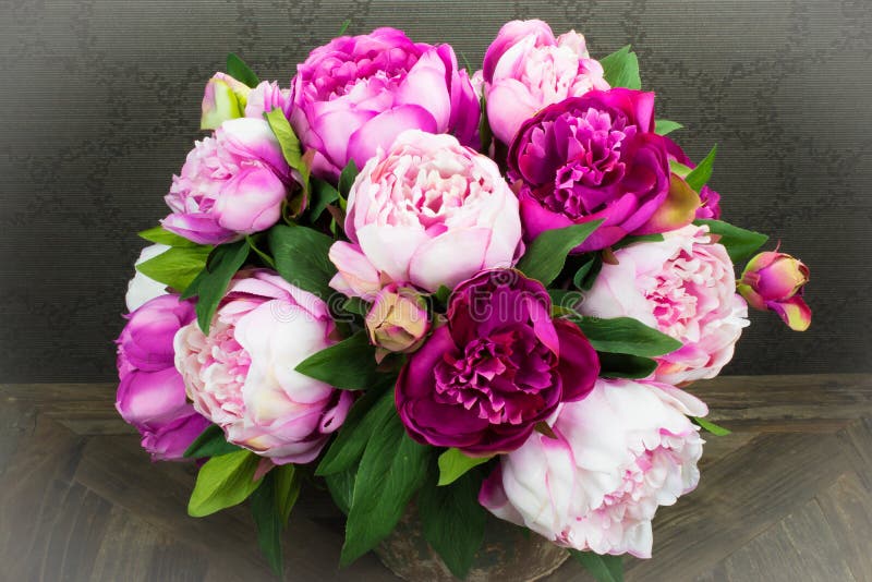 Rosa pion Rose Flowers Bouquet i vas royaltyfria foton