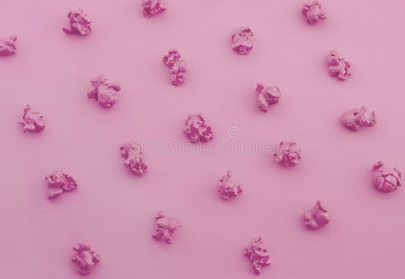 Rosa Popcorn auf Papierhintergrund Pastellmuster Beschneidungspfad eingeschlossen
