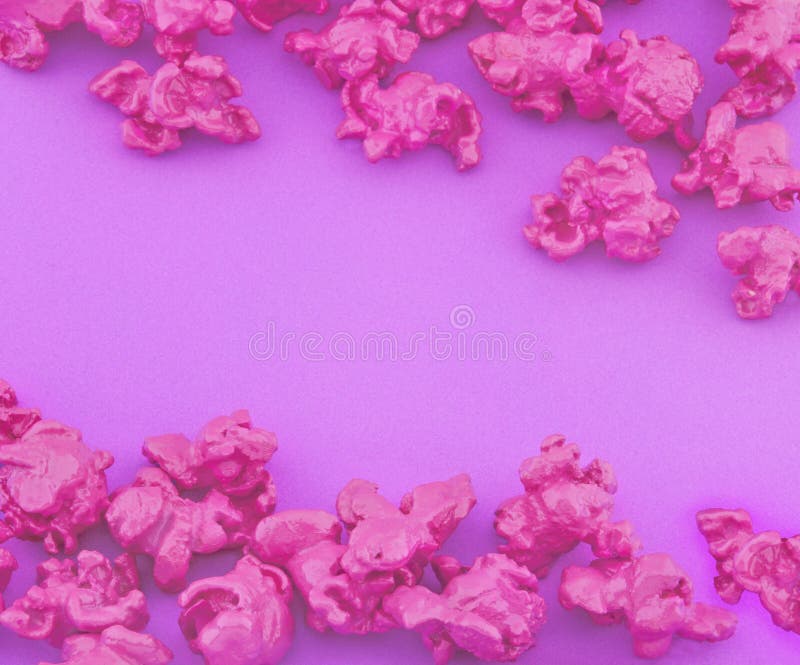 Rosa Popcorn auf purpurrotem Papierhintergrund Modepop-arten-Art Beschneidungspfad eingeschlossen