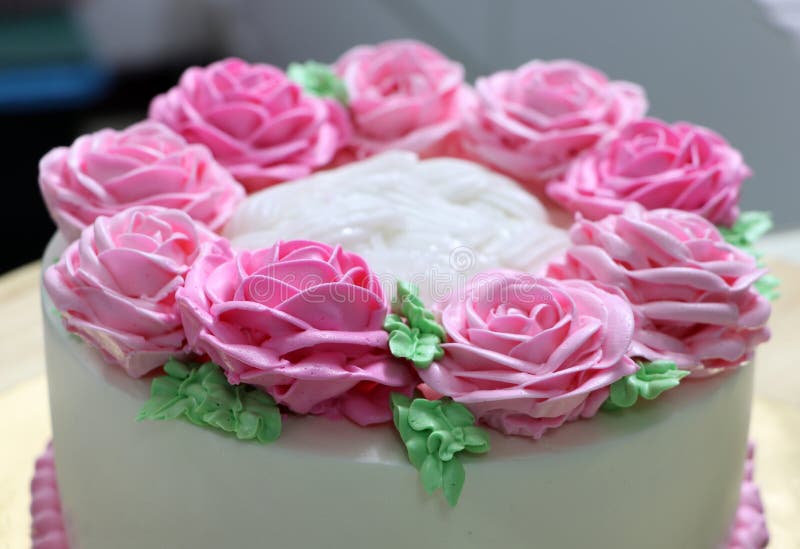 Rosa Rosen und gr?nes Blatt der Buttercreme auf dem wei?en Kuchen stockbild Rosa Rosen und gr?nes Blatt der Buttercreme auf dem wei?en Kuchen stockbild