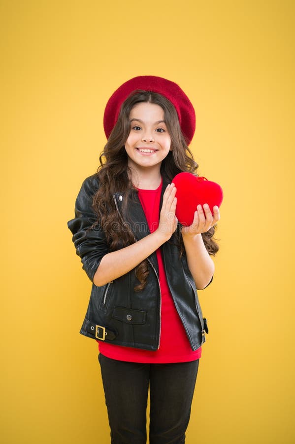Rosa rossa bambino sul contesto giallo piccolo bambino della ragazza con capelli ricci lunghi ragazza felice in bomber del berret fotografia stock libera da diritti Rosa rossa bambino sul contesto giallo piccolo bambino della ragazza con capelli ricci lunghi ragazza felice in bomber del berret fotografia stock libera da diritti