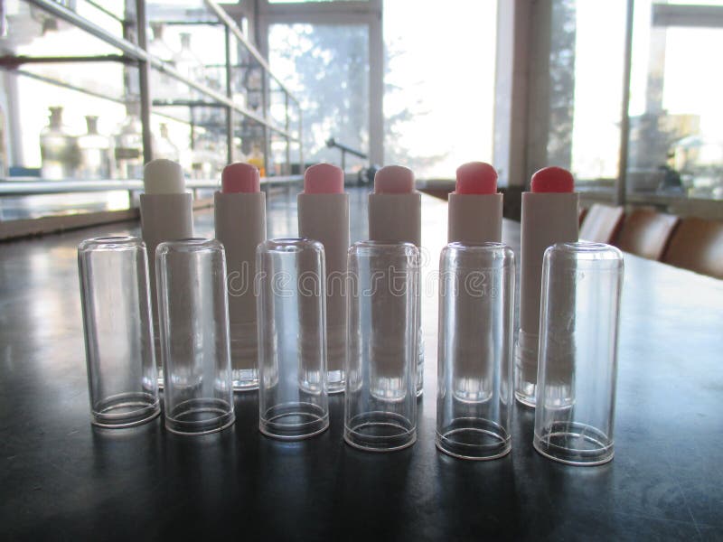 Rosa-rosso bianco del balsamo di labbro in laboratorio fotografia stock libera da diritti Rosa-rosso bianco del balsamo di labbro in laboratorio fotografia stock libera da diritti