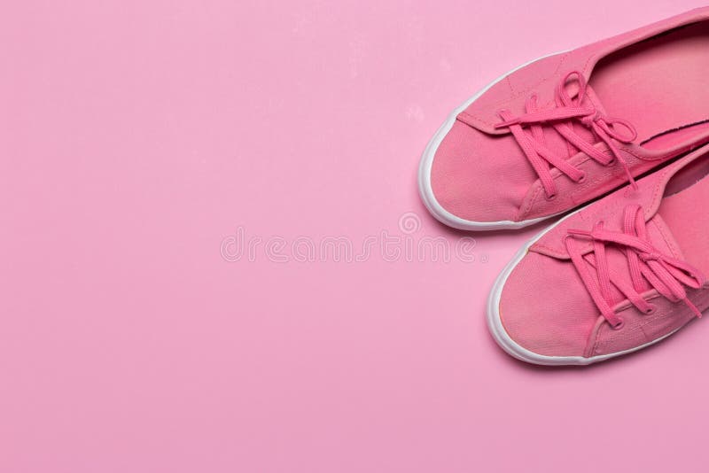 Rosa Schuhe auf einem Pastellhintergrund Beschneidungspfad eingeschlossen stockfotos Rosa Schuhe auf einem Pastellhintergrund Beschneidungspfad eingeschlossen stockfotos