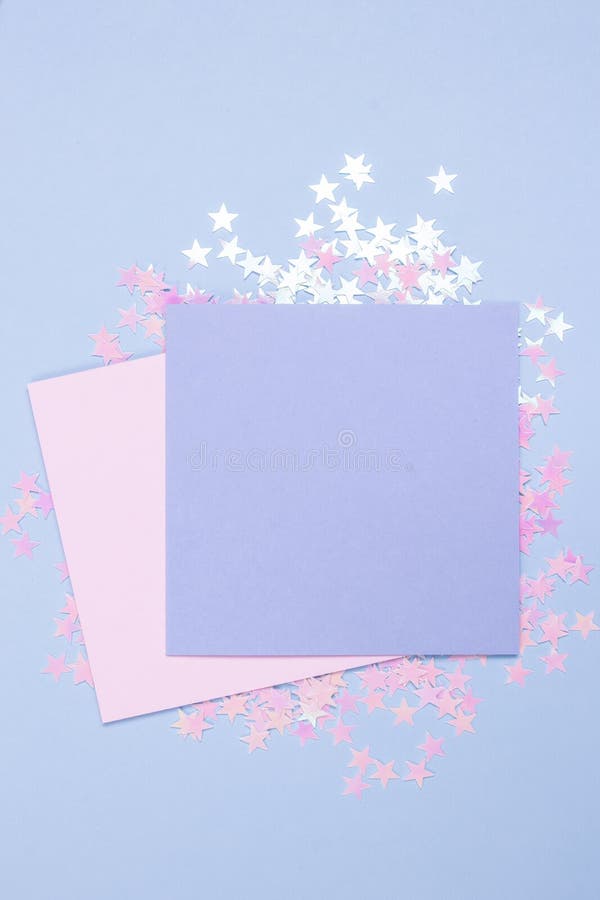 Rosa und blaues Pastellmodell der leeren Karten und blauer Hintergrund mit zerstreuten Funkelnsternen Platz f?r Ihren Text stockfotos Rosa und blaues Pastellmodell der leeren Karten und blauer Hintergrund mit zerstreuten Funkelnsternen Platz f?r Ihren Text stockfotos