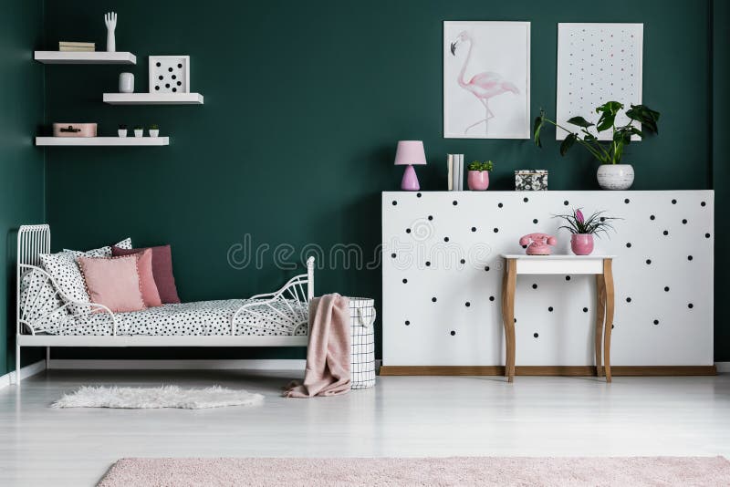 Rosa und grüner Schlafzimmerinnenraum stockfotos Rosa und grüner Schlafzimmerinnenraum stockfotos