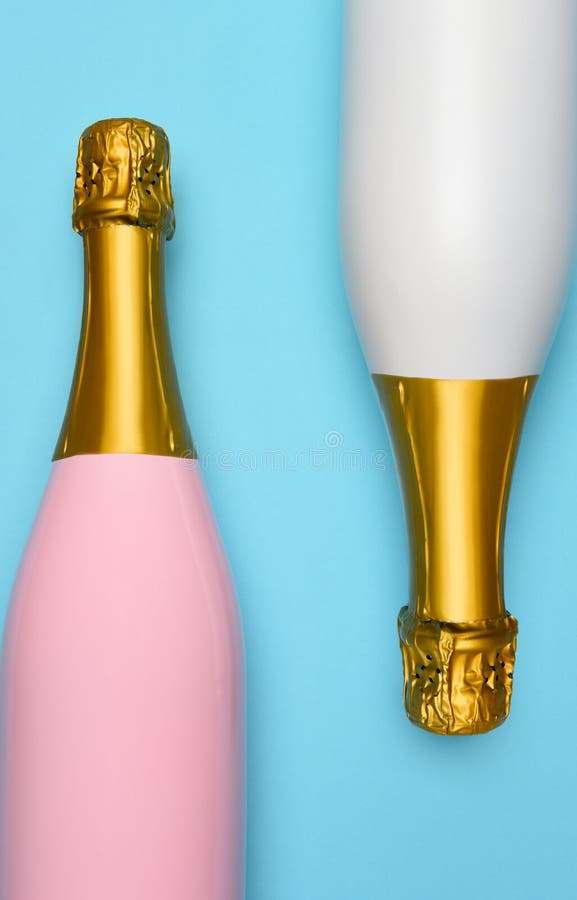 Rosa und weiße Champagnerflasche auf blauem Teppichboden Vertikalwinkel