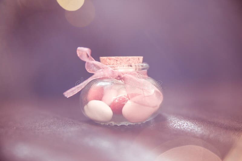 Rosa, weiße und rote Hochzeits-Bevorzugungen in der kleinen runden Glasflasche lizenzfreie stockfotografie Rosa, weiße und rote Hochzeits-Bevorzugungen in der kleinen runden Glasflasche lizenzfreie stockfotografie