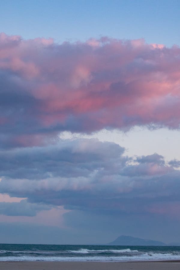 Rosa Wolken Dromatic über dem Meer mit Bergen im Hintergrund Sonnenuntergangszene in Spanien stockfoto Rosa Wolken Dromatic über dem Meer mit Bergen im Hintergrund Sonnenuntergangszene in Spanien stockfoto