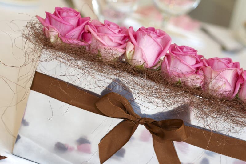 Rosafarbene Rosen auf der Hochzeitstabelle stockbild Rosafarbene Rosen auf der Hochzeitstabelle stockbild