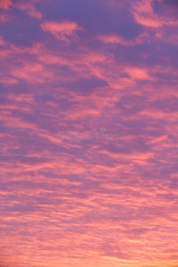 Rosafarbene und purpurrote Wolken am Sonnenuntergang lizenzfreies stockfoto Rosafarbene und purpurrote Wolken am Sonnenuntergang lizenzfreies stockfoto