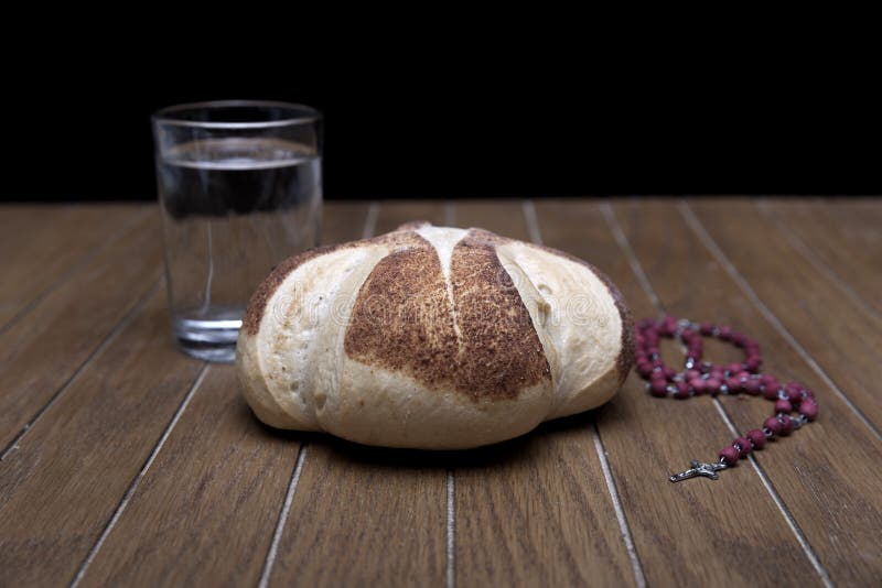 Digiuno Pane E Acqua Testimonianze Digiuno per pane e acqua immagine stock. Immagine di disciplina - 209938853