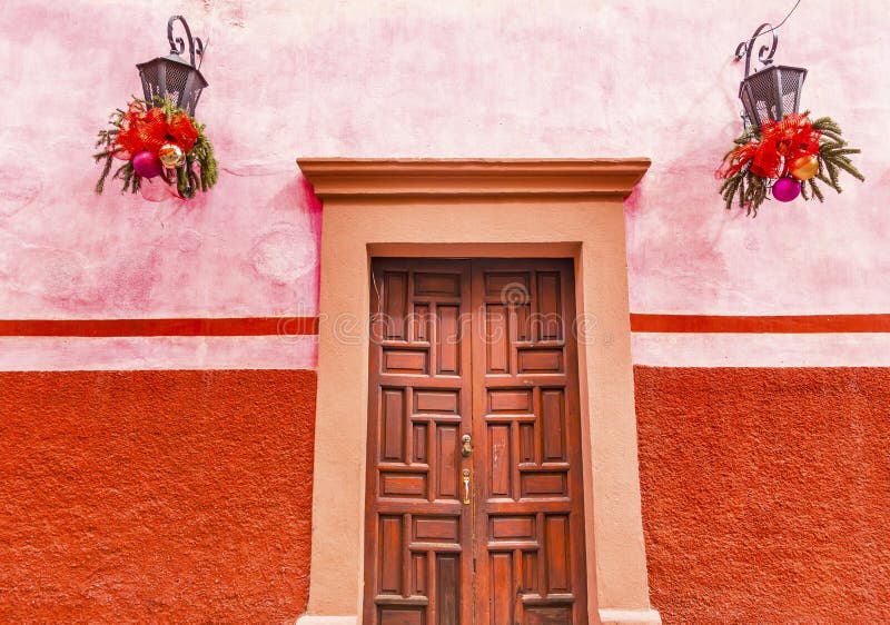 Rosarotes Wand-Brown-Tür-Weihnachten San Miguel Allende Mexiko