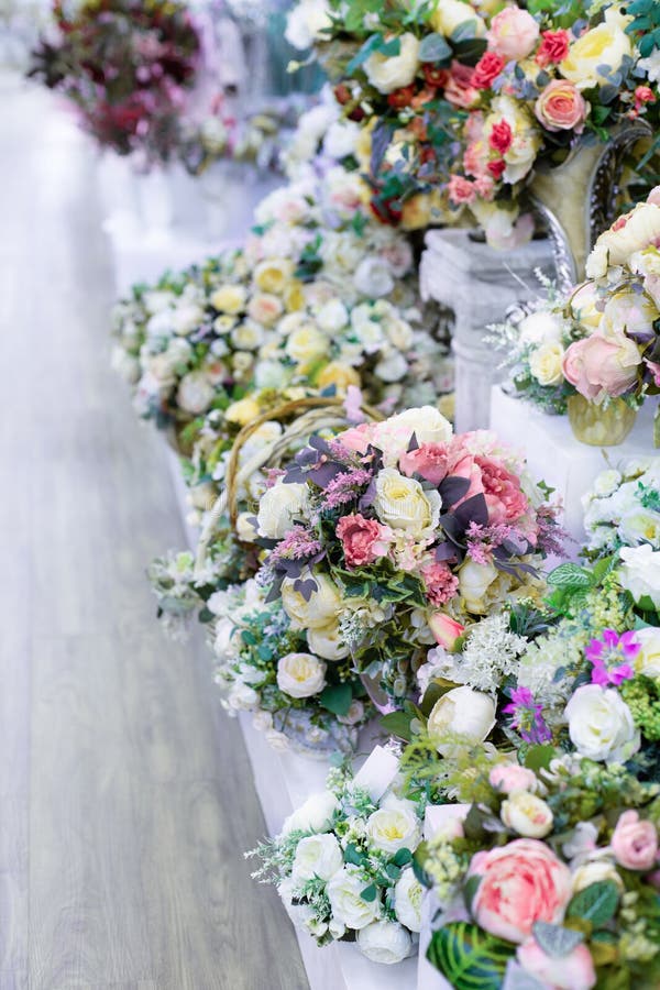 Rosas Artificiais Bouquet Com Folhas, Linhas Lisas De Bouquets Em  Floricultura, Decoração De Flores Brancas Foto de Stock - Imagem de grupo,  loja: 169384740