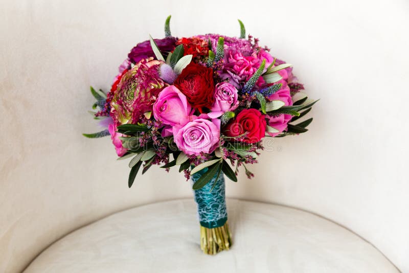 Rosas e pe?nias cor-de-rosa em um ramalhete fotografia de stock Rosas e pe?nias cor-de-rosa em um ramalhete fotografia de stock