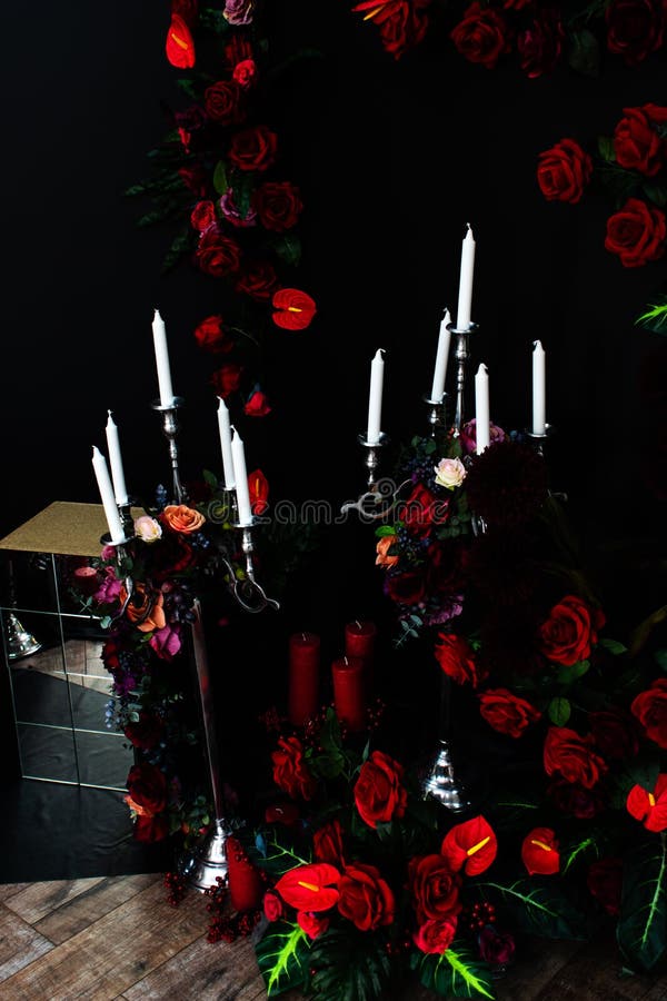 Rosas em um fundo preto Velas brancas fotos de stock Rosas em um fundo preto Velas brancas fotos de stock