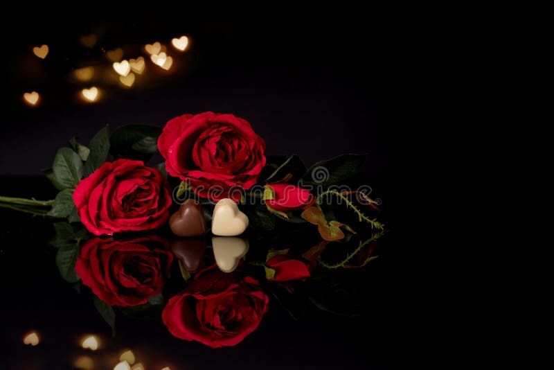 Rosas Rojas Y Chocolate En Forma De Corazón En Fondo Negro Foto de archivo  - Imagen de aniversario, alimento: 135165508