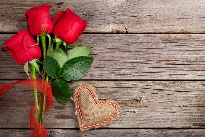 Rosas rojas y corazón del día de tarjeta del día de San Valentín fotografía de archivo Rosas rojas y corazón del día de tarjeta del día de San Valentín fotografía de archivo