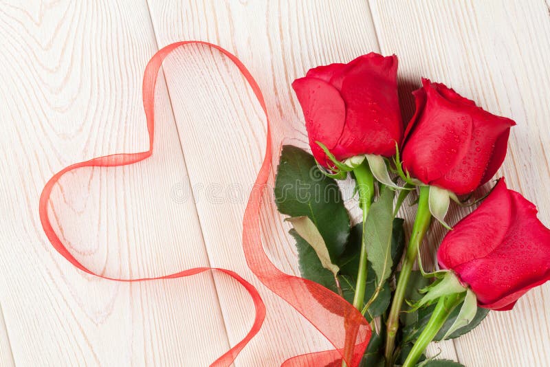 Rosas rojas y corazón del día del ` s de la tarjeta del día de San Valentín fotografía de archivo libre de regalías Rosas rojas y corazón del día del ` s de la tarjeta del día de San Valentín fotografía de archivo libre de regalías