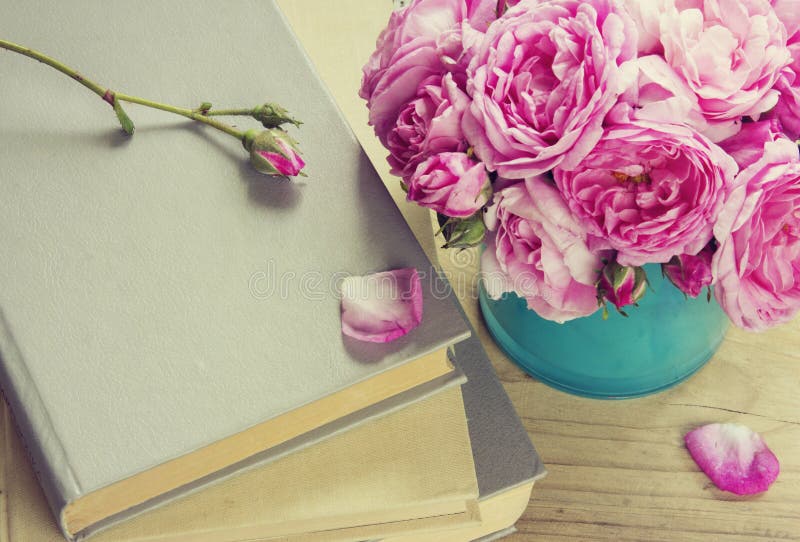 Rosas rosadas en florero, libros Día de los profesores Literatura romántica