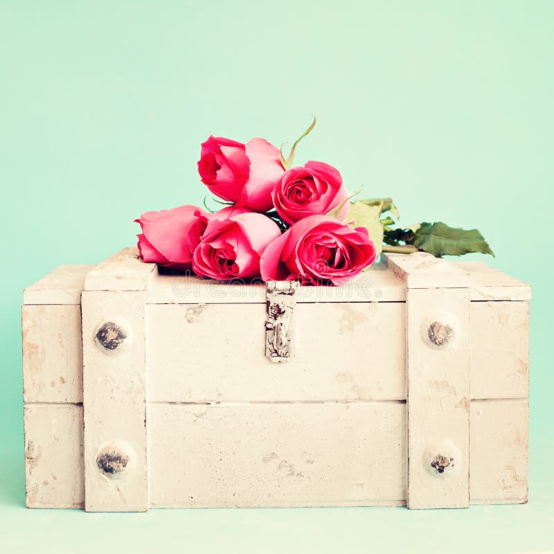 Rosas sobre uma caixa fotos de stock Rosas sobre uma caixa fotos de stock