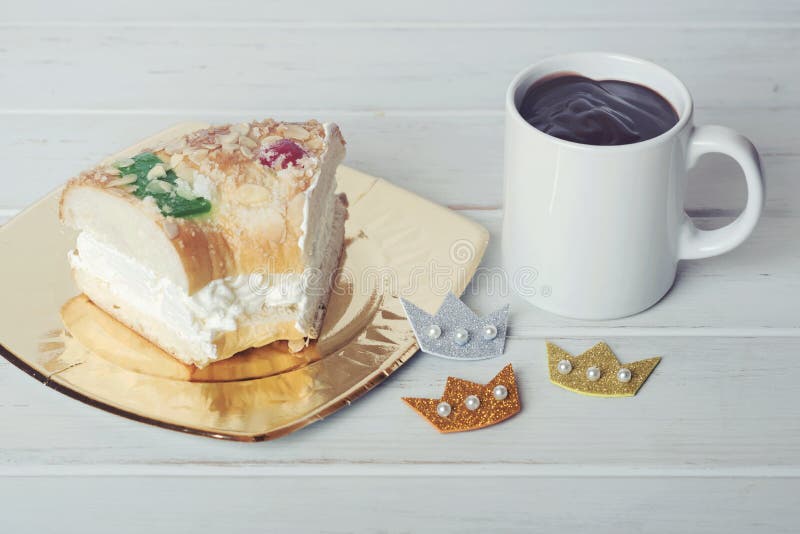 Roscon de Reyes, Espagnol trois rois durcissent à côté d'une tasse avec du chocolat photos libres de droits Roscon de Reyes, Espagnol trois rois durcissent à côté d'une tasse avec du chocolat photos libres de droits