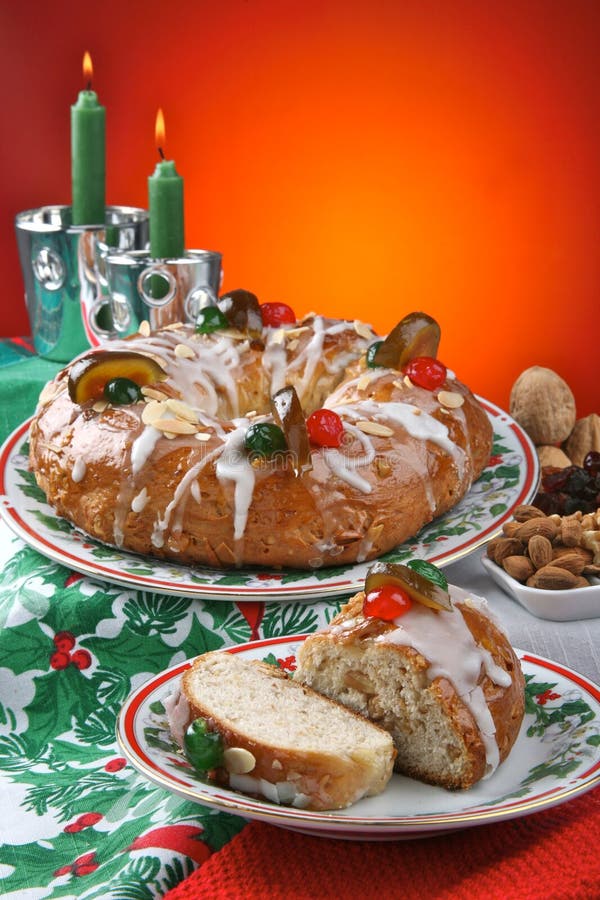 Roscon de Reyes, spanischer typischer Nachtisch der Offenbarung lizenzfreie stockbilder Roscon de Reyes, spanischer typischer Nachtisch der Offenbarung lizenzfreie stockbilder